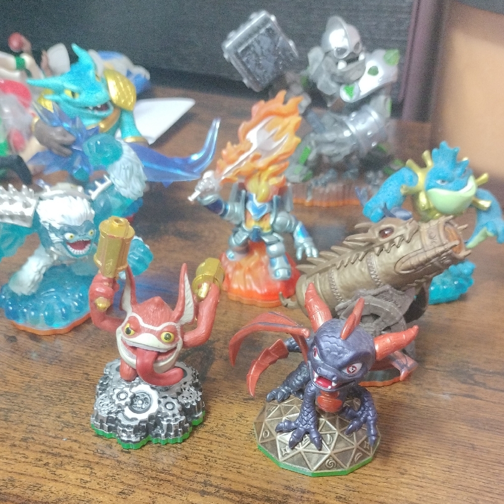 Skylanders Assorted Action Figures Toy Set - Blue, Red, Purple Characters 8 Pc